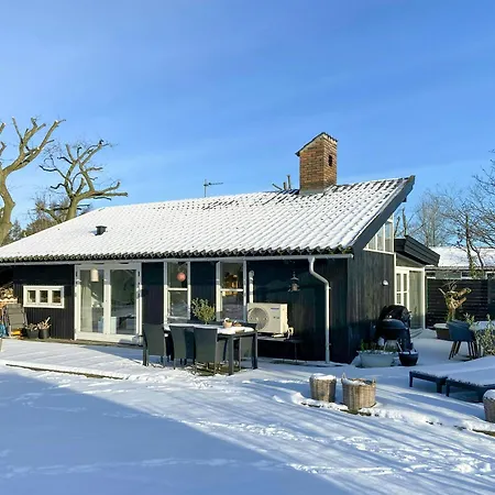 Ferienhaus Architect-designed By The Water *